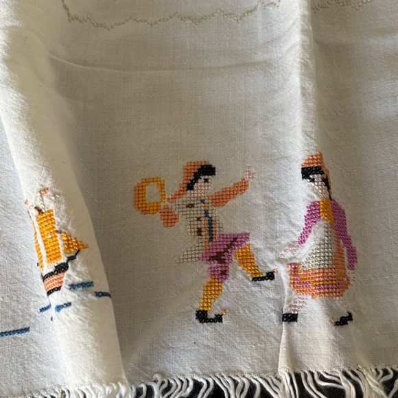 Embroidered Capri Fringe Linen Decor Country Horse and Carriage Design Stitched - Picture 3 of 15